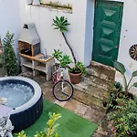 ホテル Unique Double Smart Room In 17 Century Home With Snooker, Hottub And Bbq 5*